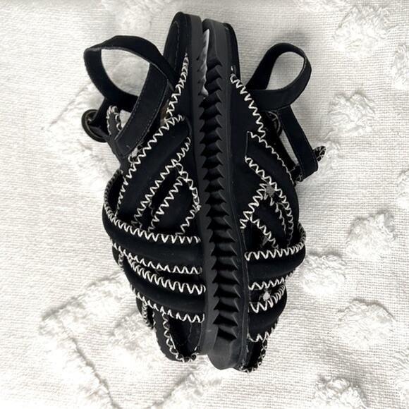 NWT! FARM Rio Black Zigzag Stitch Strappy Sandal Size 9.5 - Picture 5 of 9
